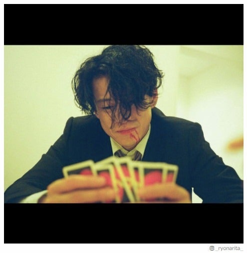 成田凌撮影、“UNOをする”小栗旬にファン興奮「最強に男前」「セクシーすぎ」