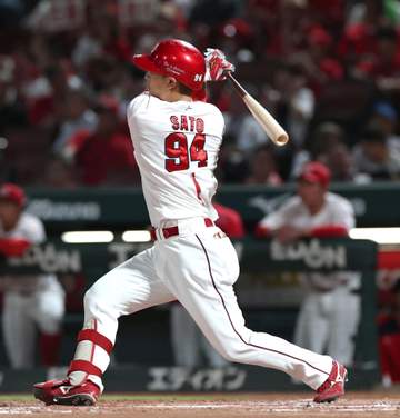 広島・佐藤啓がプロ初本塁打 DeNA・深沢から右翼ポール際へ「思い切って打ちました」育成出身の苦労人が豪快な一振り