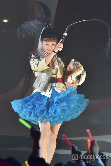 宮城舞、美脚のぞかせムチ振りかざす 魅惑の表情でファン圧倒【モデルプレス】