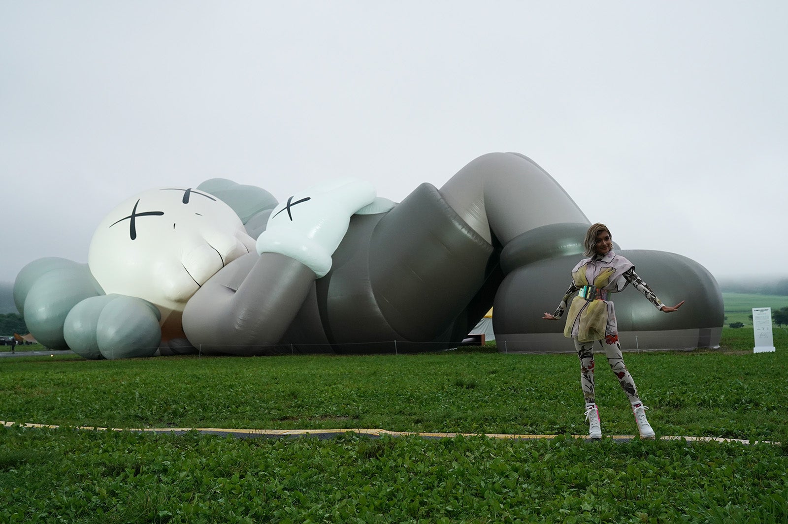 ローラ／画像提供：「KAWS:HOLIDAY」PR事務局