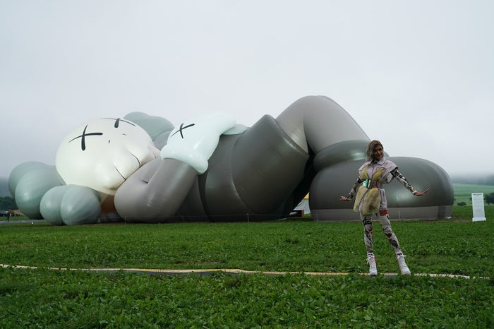 ローラ／画像提供：「KAWS:HOLIDAY」PR事務局