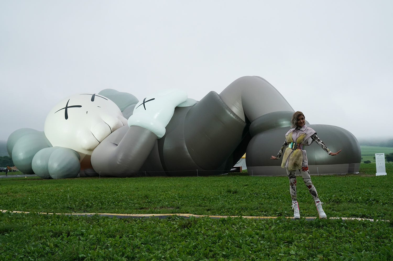 ローラ&水原希子らが駆けつけた!KAWSの全長40メートル巨大アートが日本初上陸