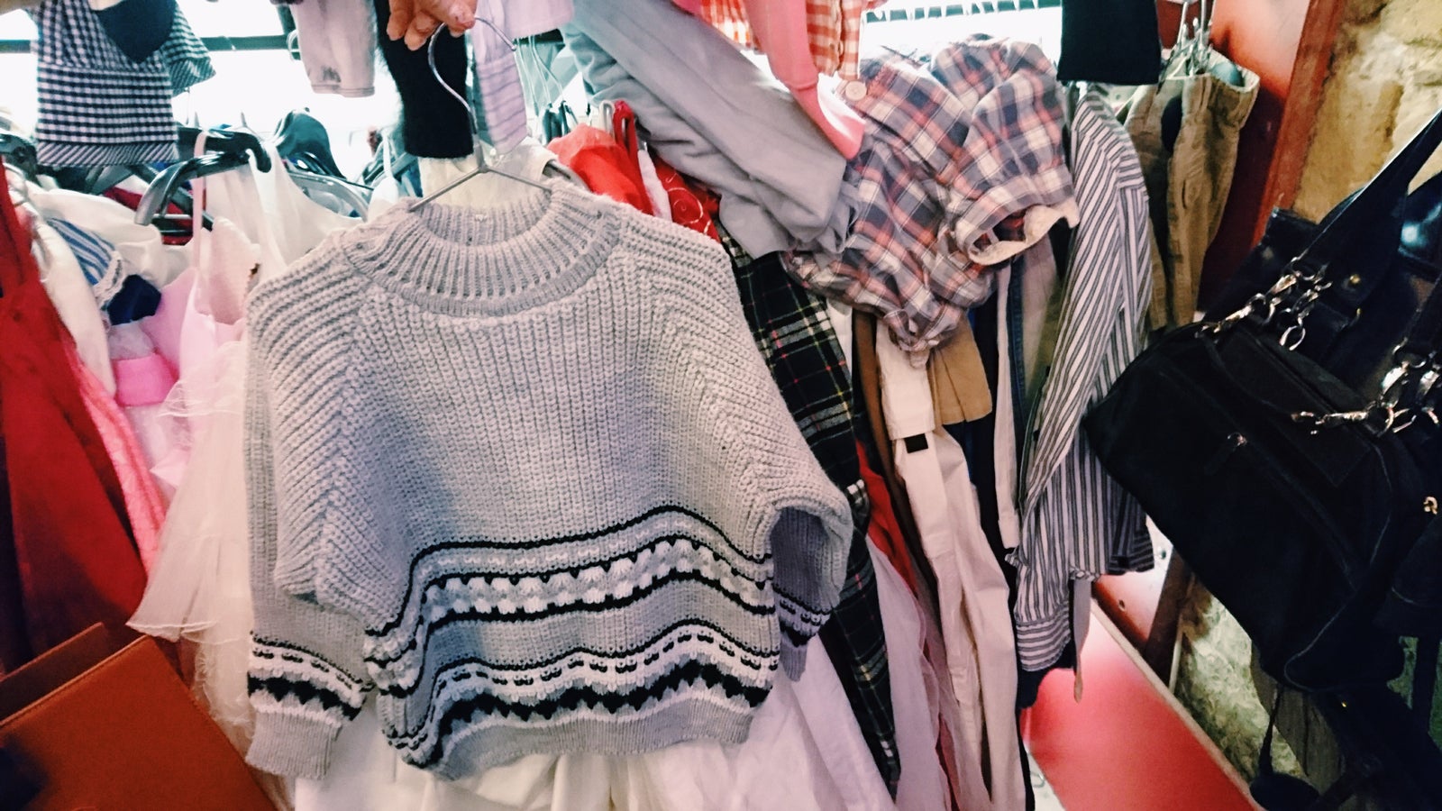 子ども服の可愛いニット／画像提供：所属事務所