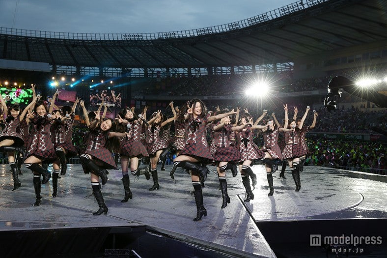 「大島優子卒業コンサート in 味の素スタジアム ～6月8日の降水確率56％（5月16日現在）、てるてる坊主は本当に効果があるのか？～」（C）AKS