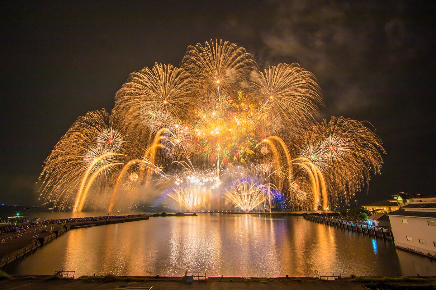 夏の夜空と日本一の湖を美しく彩る！琵琶湖を臨む花火大会3選／画像提供：公社びわこビジターズビューロー