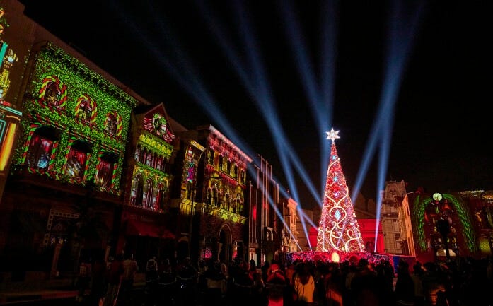 プロジェクション・マッピングとツリーのライティングによる「スペクタクル・オブ・ライツ」　画像提供：ユニバーサル・スタジオ・ジャパン