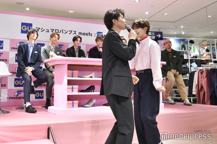 すれ違う佐藤大樹、“慧子ちゃん”木村慧人 (C)モデルプレス