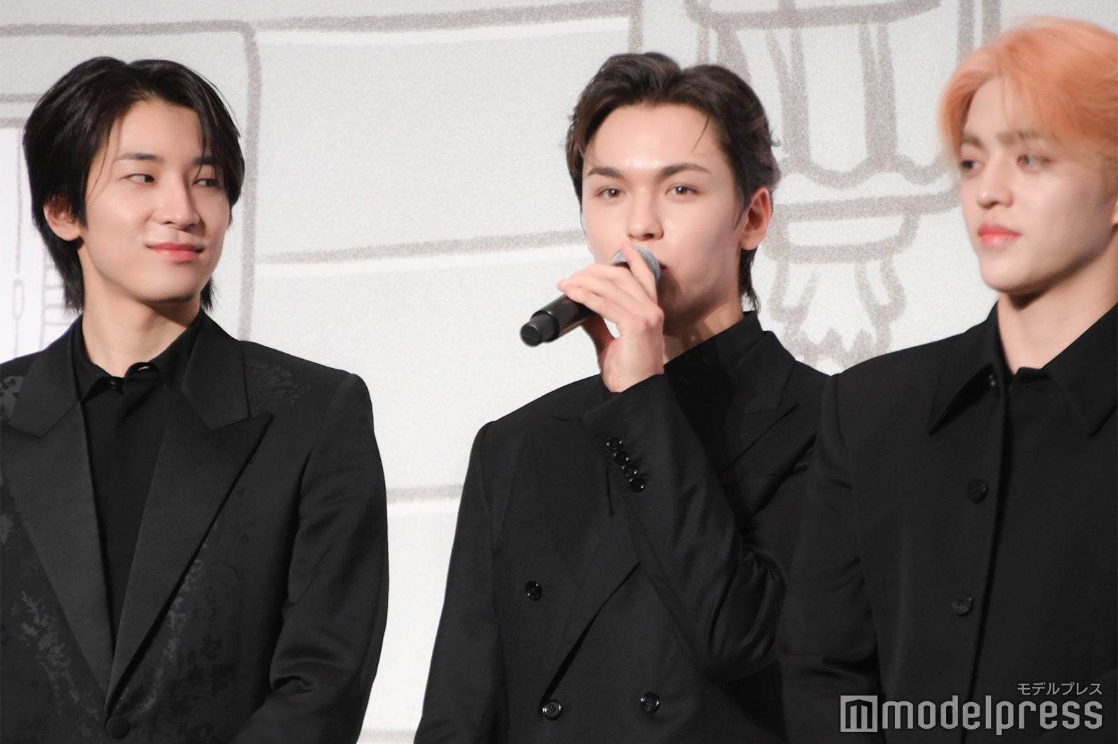 見守るWONWOO（ウォヌ）、VERNON（バーノン）、S.COUPS（エスクプス）（C）モデルプレス