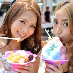 この夏は渋谷で開催されるフードフェス「WORLD FOOD CUP」で世界の食を体験してみては？／モデル：鈴木あや（左）、細井宏美（右）