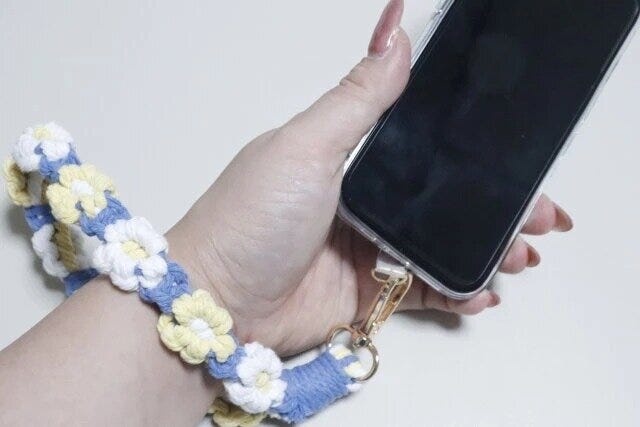 ダイソー　手編みスマホストラップ