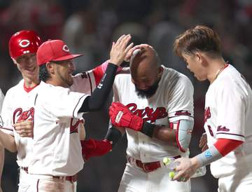 広島がサヨナラ勝ち 2番手以降の投手が無失点リレーで延長戦を制す 安仁屋宗八氏「粘りと執念の勝利」