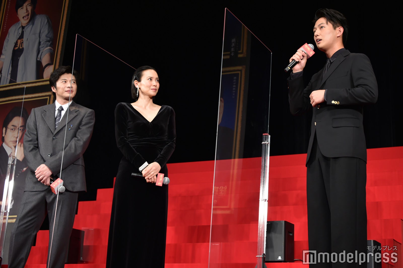 中谷美紀にマネージャーだと思われていた工藤阿須加とそれを聞いて笑っている田中圭（C）モデルプレス