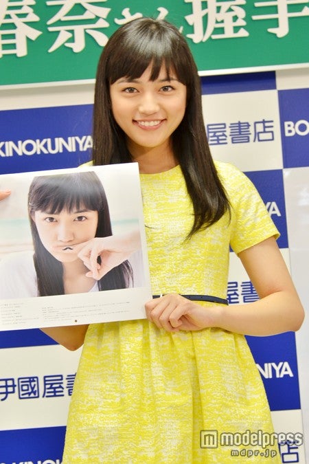 お気に入りカットを紹介する川口春奈