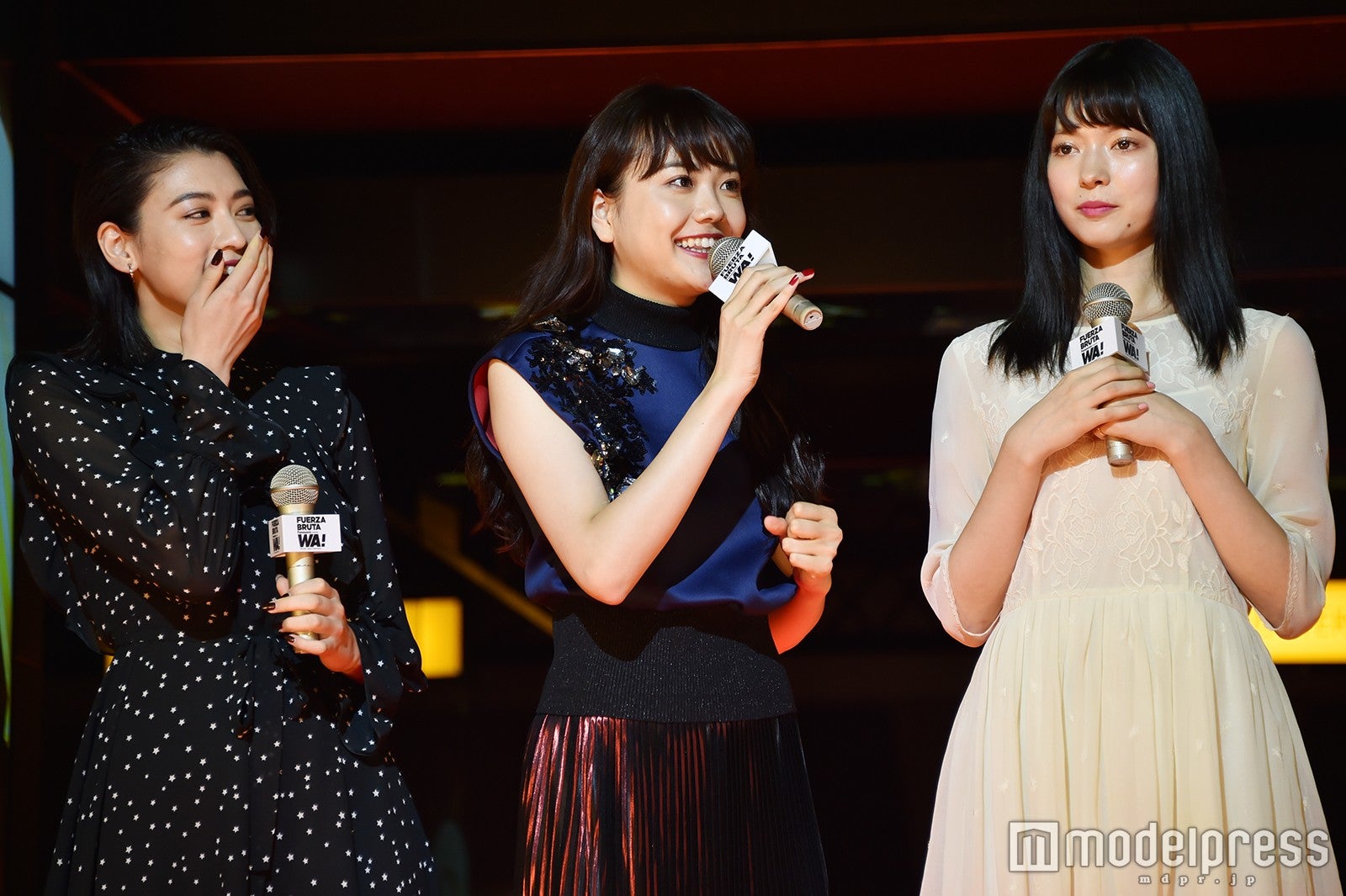 左から：三吉彩花、松井愛莉、八木アリサ（C）モデルプレス