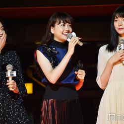 左から：三吉彩花、松井愛莉、八木アリサ（C）モデルプレス