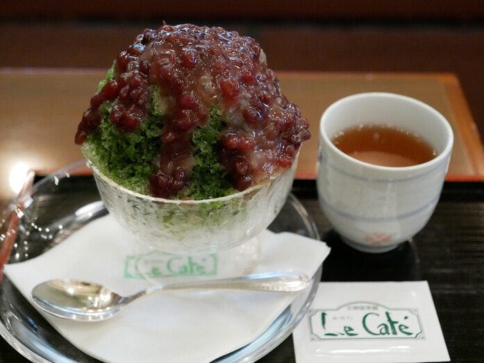 裏 グラッソンブリゼ 抹茶スペシャル（税込850円）。温かいほうじ茶付き（2022年7月20日撮影）