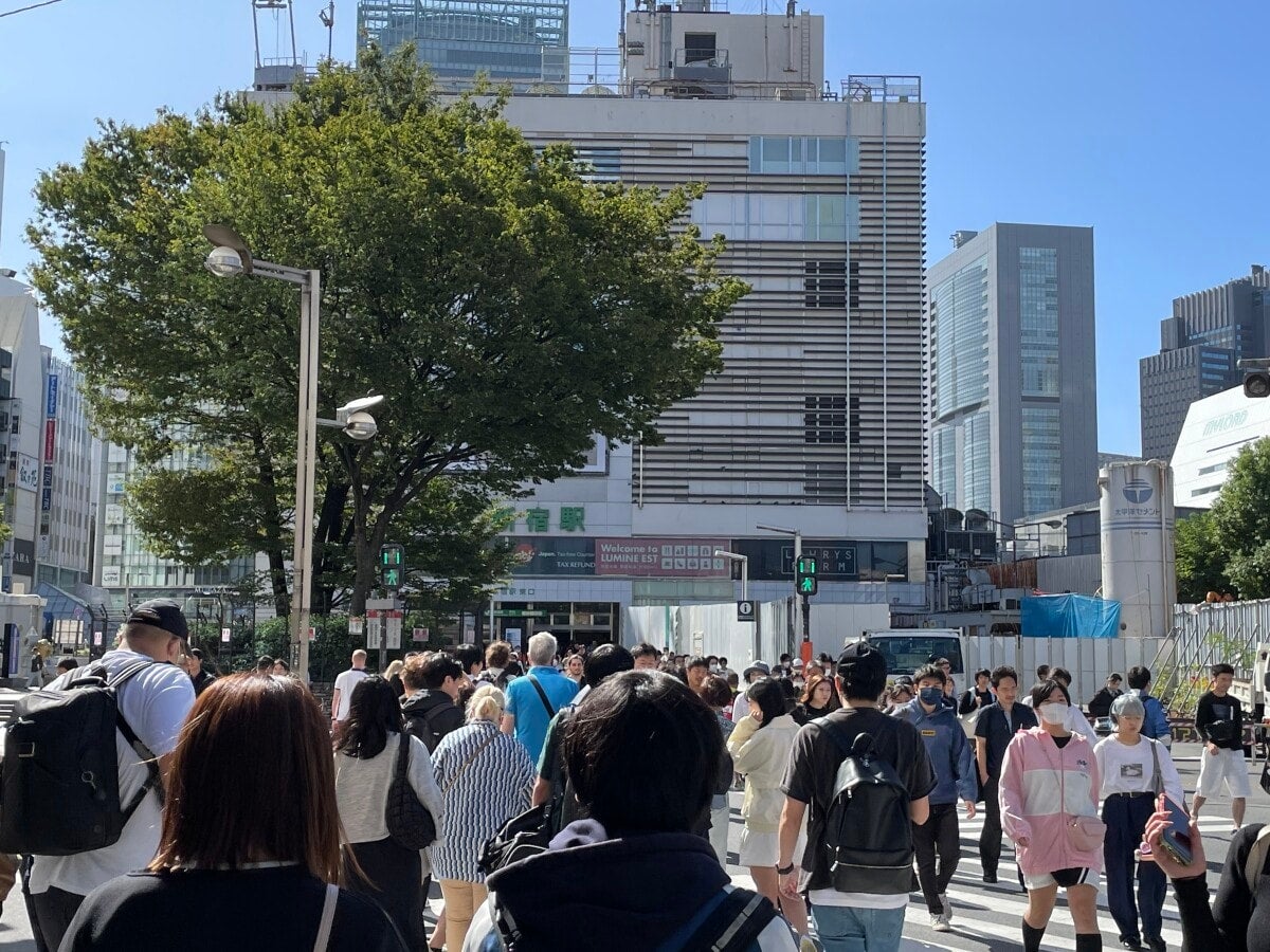 新宿駅前の雑踏