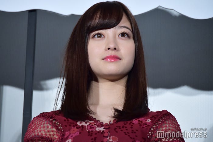 橋本環奈、上向きまつ毛のカールにこだわり(C)モデルプレス