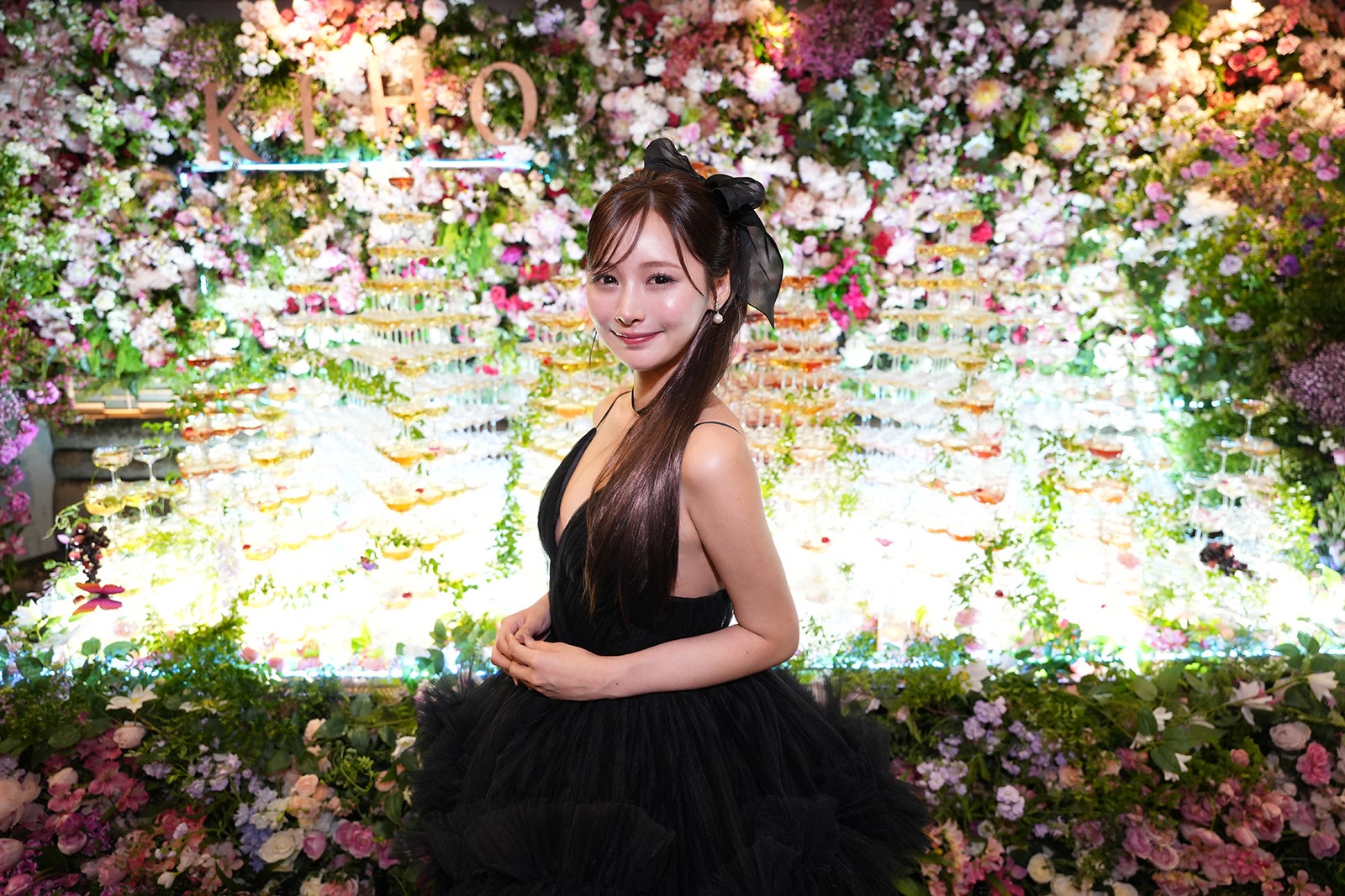 圧巻のシャンパンタワーの前で輝くきほ（提供写真）