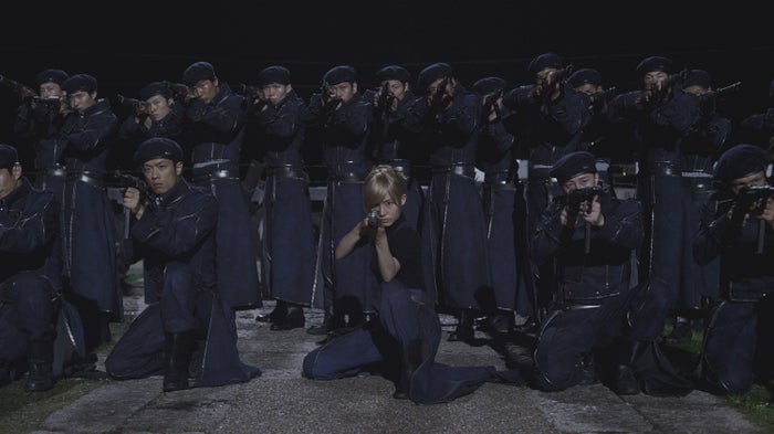 蓮佛美沙子(中央)/(C)2017 荒川弘/SQUARE ENIX (C)2017 映画「鋼の錬金術師」製作委員会