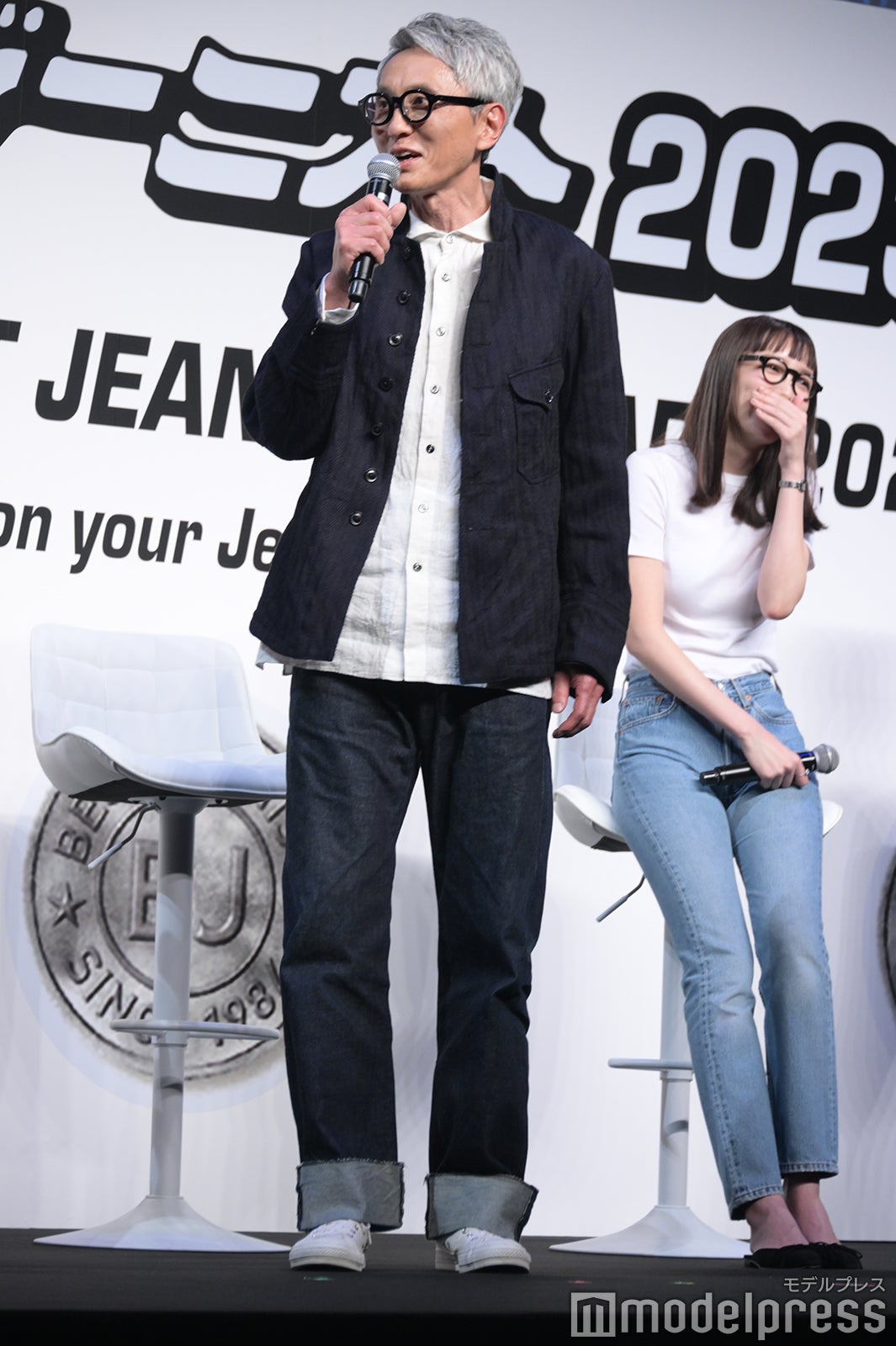 コーディネートを紹介する松重豊（C）モデルプレス