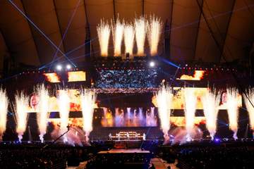 嵐 ラストステージも縦横無尽 ムービングステージ、トロッコ、炎、水、花火－ド派手演出連発