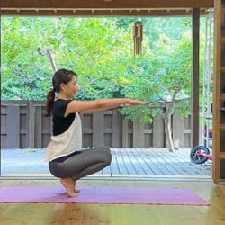 座ったついでにすらっと脚を手に入れる!足首を引き締める簡単エクササイズ