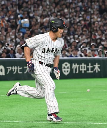 吉田正尚が“秘打”！三塁ファウルゾーンの打球がフェアグラウンドへ戻る→内野安打 サトリアは苦笑い 東京ドームもどよめく