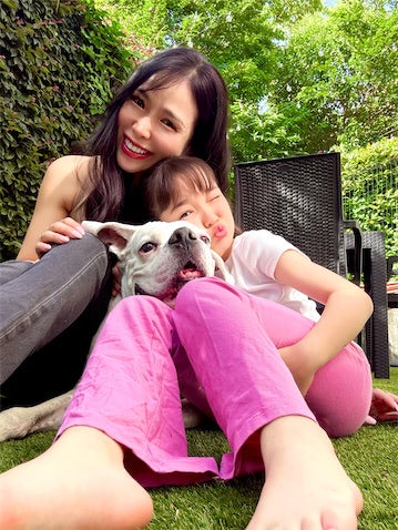 草刈正雄の長女・紅蘭、娘と庭でBBQ＆プール開き満喫「姉妹のような親子」の声