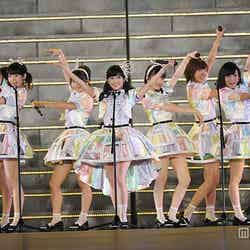 「AKB48グループ東京ドームコンサート～するなよ？するなよ？絶対卒業発表するなよ」2日目の模様（C）AKS