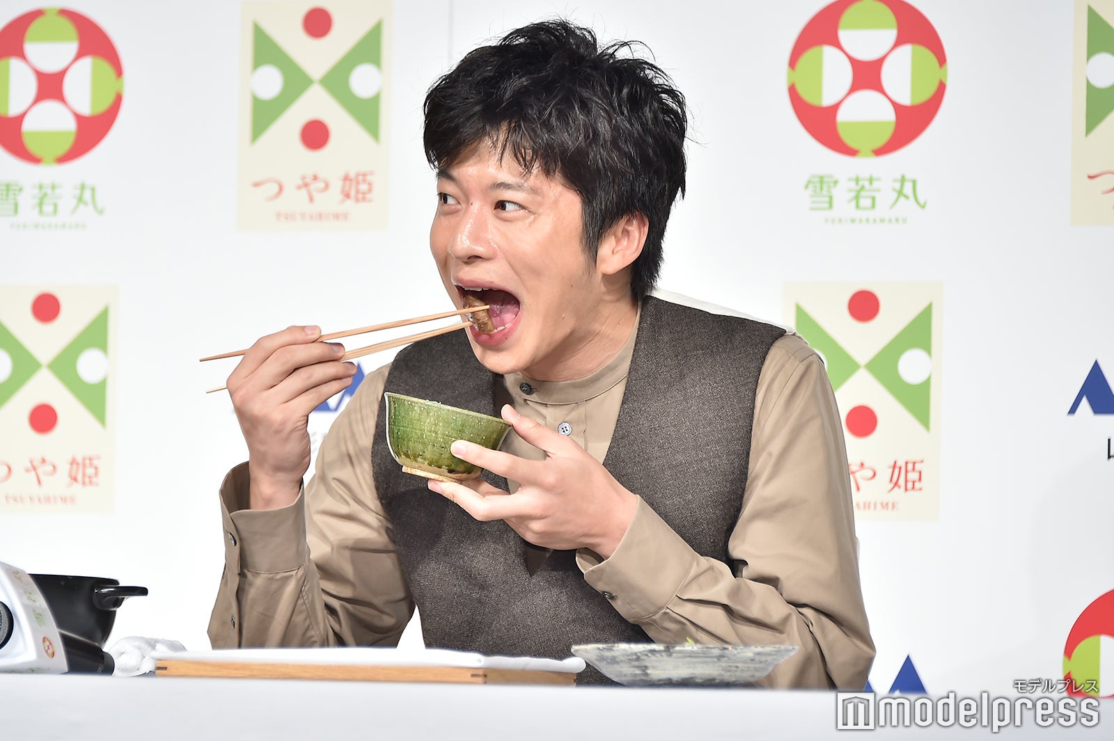 山形ステーキを食べる田中圭（C）モデルプレス