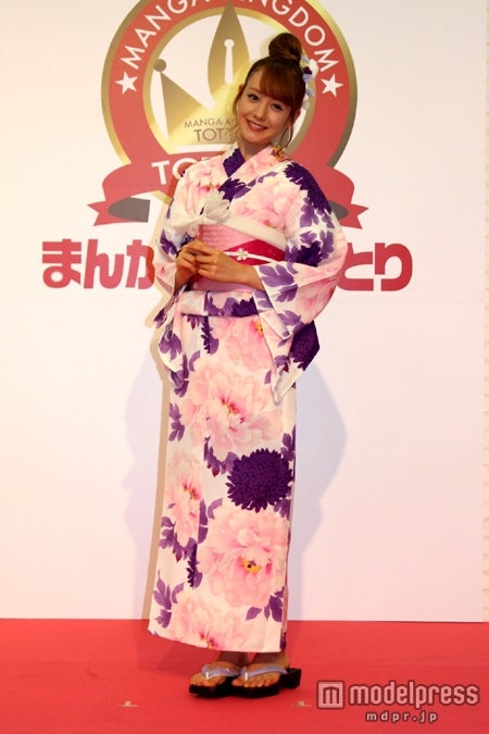 浴衣姿を披露したトリンドル玲奈