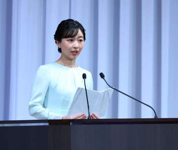 佳子さま、自ら選手にお声をかけに行く場面も 大きな花飾りと淡いグリーンの衣装でアジア大会結団式にご出席