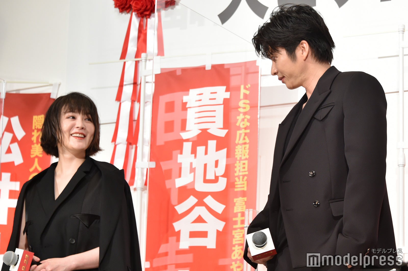 貫地谷しほりにアピールする田中圭（C）モデルプレス