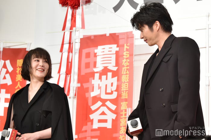 貫地谷しほりにアピールする田中圭(C)モデルプレス
