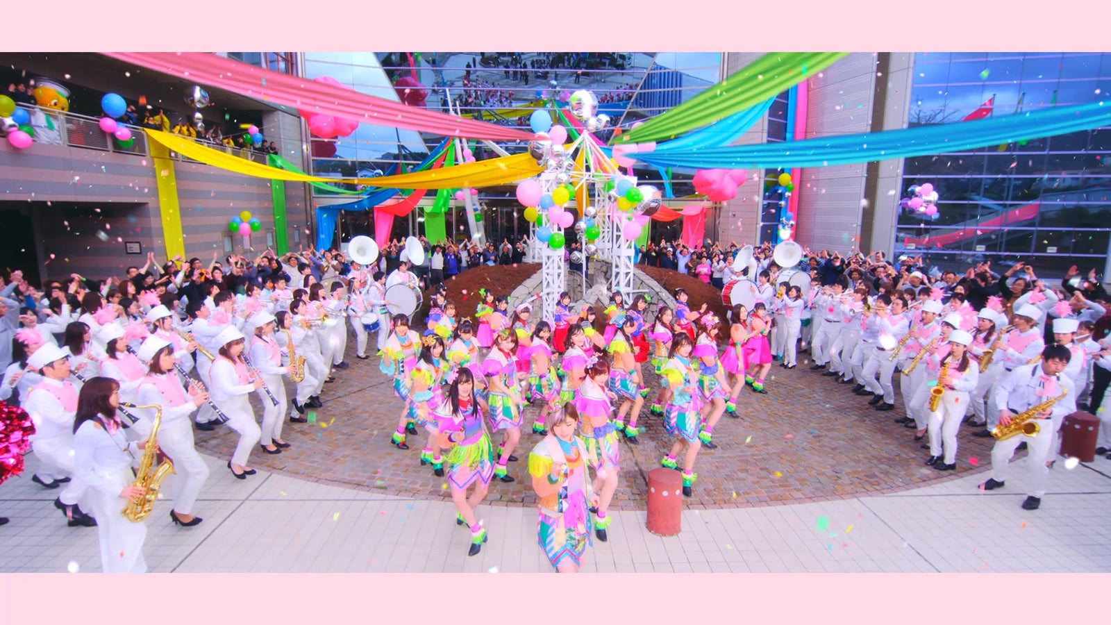 AKB48「ジャーバージャ」MVより（C）AKS／キングレコード