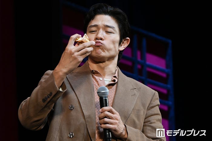 シュークリーム当てに挑む鈴木亮平(C)モデルプレス
