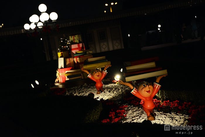 プレゼントを運ぶエルフたち