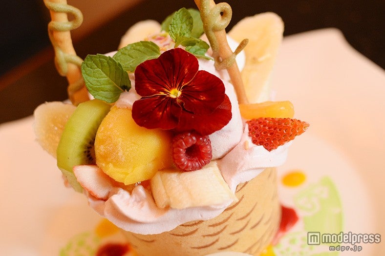 イースターエッグに見立てたアイスにフルーツたっぷり“ディズニー・イースター”デザートセット￥1,800