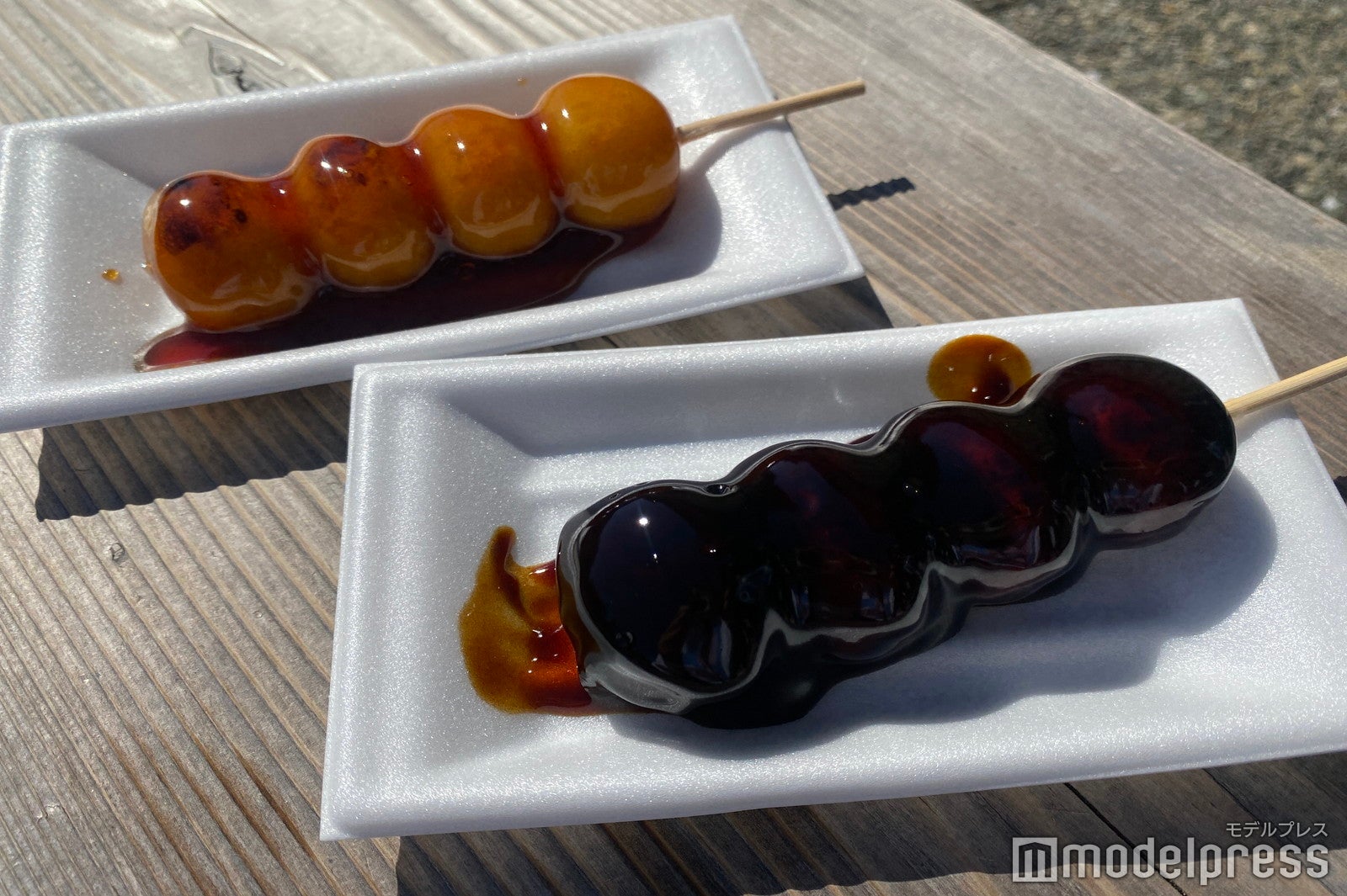 手前から：「黒蜜団子」「みたらし団子」（各130円）（C）モデルプレス