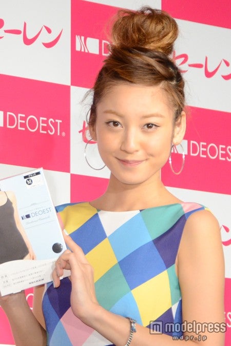 西山茉希、結婚＆妊娠発表後初の公の場に登場