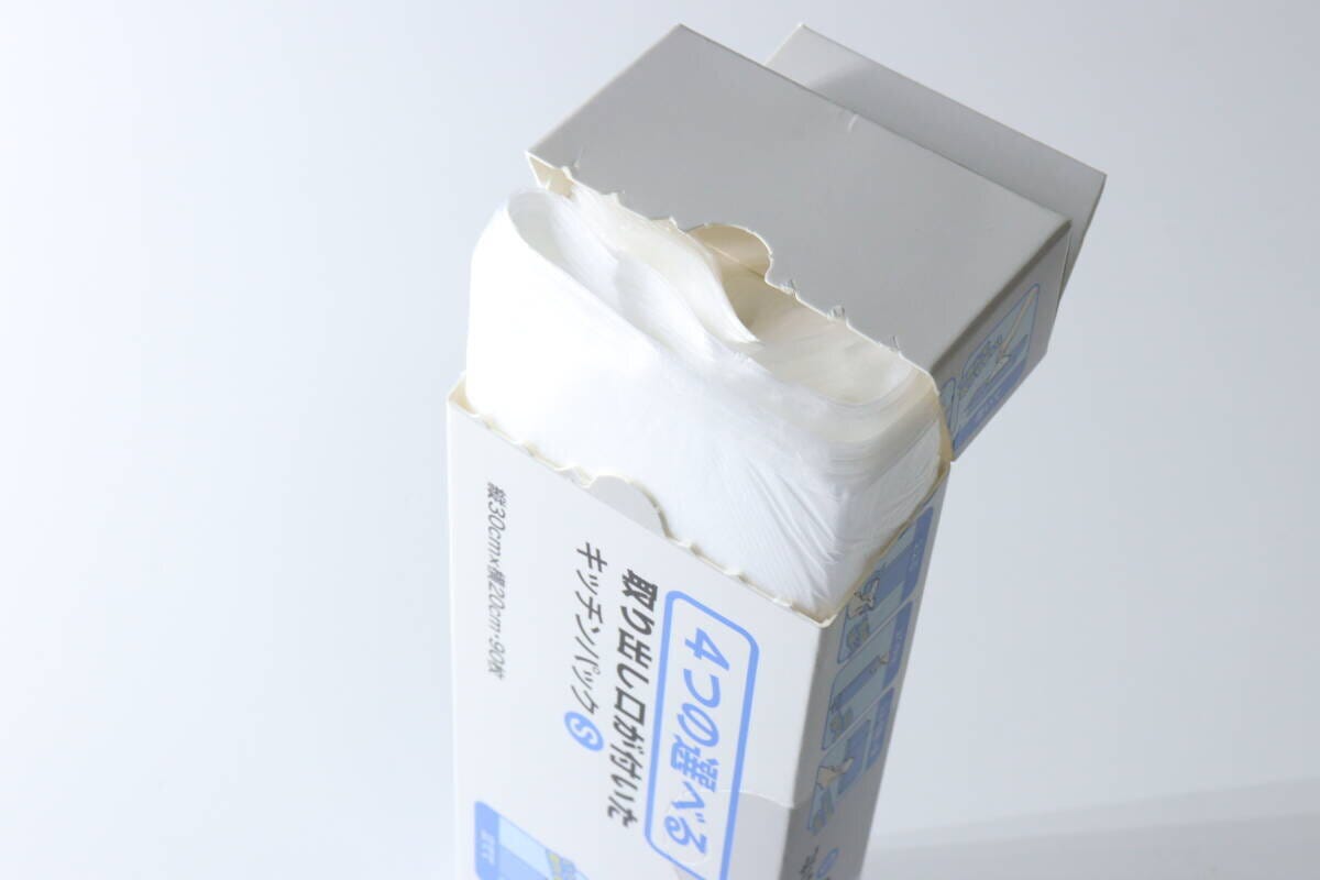 縦置きにしたパッケージの上部からキッチンパックをまとめて取り出している様子