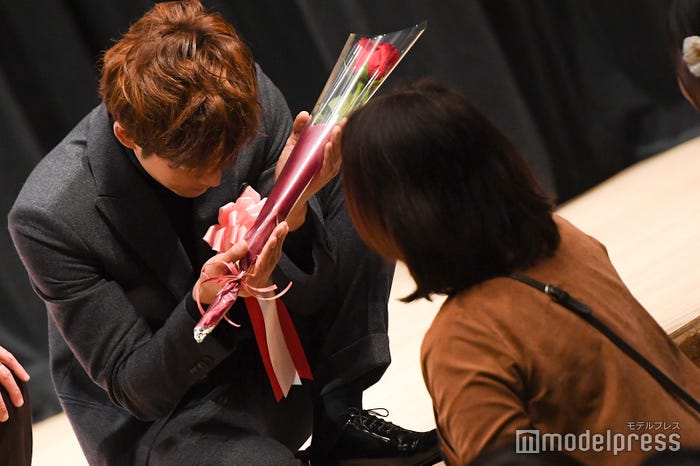 プレゼントを受け取る松坂桃李 (C)モデルプレス