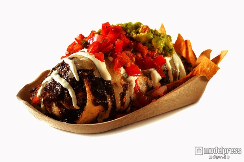 ブリトーにサルサ、チーズをのせて焼き上げた「エンチラーダ」