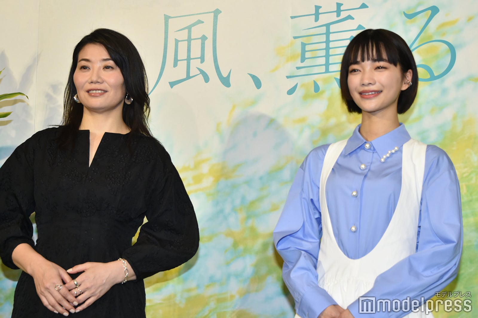 吉澤智子氏、見上愛（C）モデルプレス