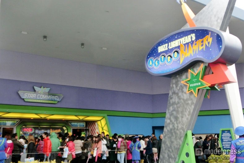 バズ・ライトイヤーのアストロブラスターでは楽しく遊ぼう。