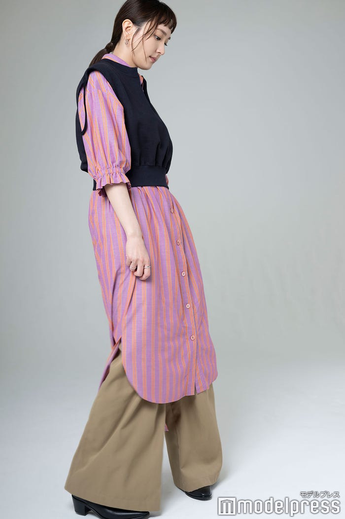 新垣結衣/<スタッフクレジット>ヘアメイク:藤尾明日香(kichi)、スタイリスト:小松嘉章(nomadica)/<衣装クレジット>ネイビースウェットベスト¥20,900(CINOH)、靴¥51,700(NEEDLES)、ピアス¥26,400(MARIHA)、左手人差し指リング¥99,000(MARIHA)、右手人差し指リング¥27,500(SERGE THORAVAL)、右手薬指リング¥26,950(PLUIE)※その他はスタイリスト私物(C)モデルプレス