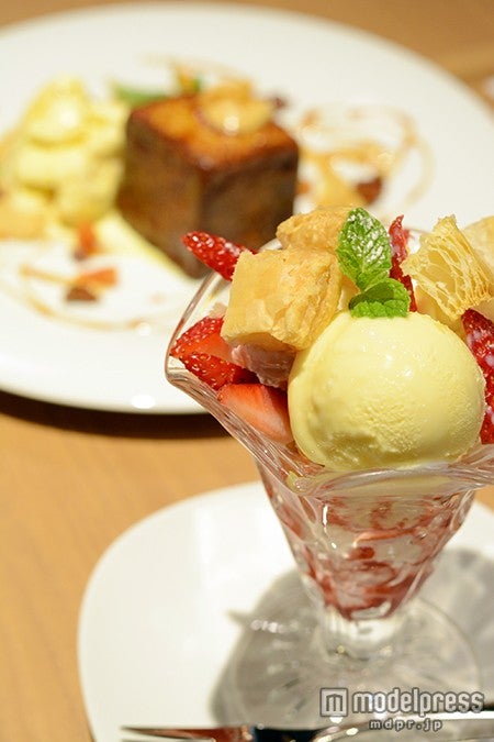 （手前から）「苺のミルフィーユパフェ」￥680、「千葉産ピーナッツクリームのフレンチトースト」￥880