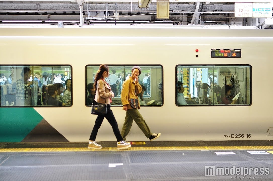 東京から山梨へ向かうなら、新宿駅始発の特急「あずさ」でお出かけしましょ！（C）モデルプレス