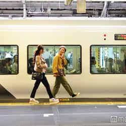 東京から山梨へ向かうなら、新宿駅始発の特急「あずさ」でお出かけしましょ!(C)モデルプレス